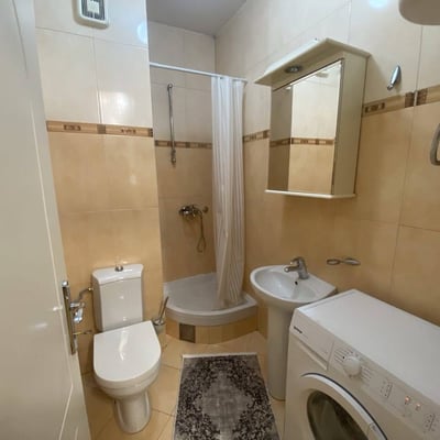 Alquiler de un amplio piso de 3 habitaciones, 100 m², con dos terrazas en Nuevo Belgrado, Serbia